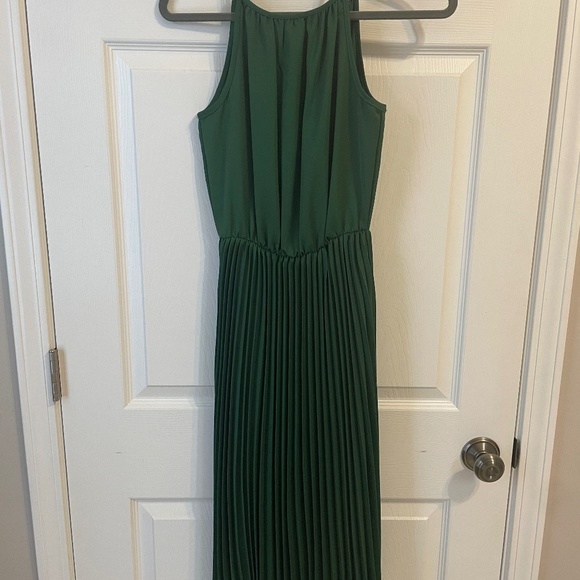 Francesca's Collections Dresses & Skirts - Emerald Green Pleated Midi Dress